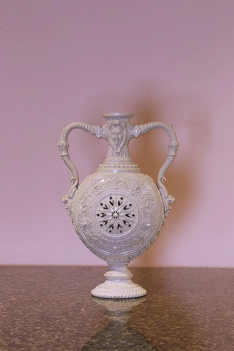 Vaso su piedistallo in gres smaltato beige con due manici